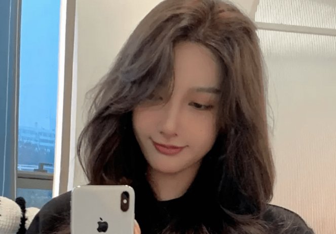 都美竹时隔两个月,晒照分享自己的新发型,她的状态如何?