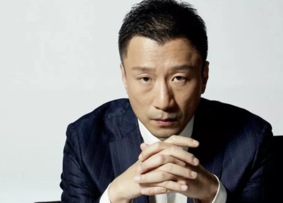 51岁孙红雷逛街被拍,路人镜头下的他,状态如何?