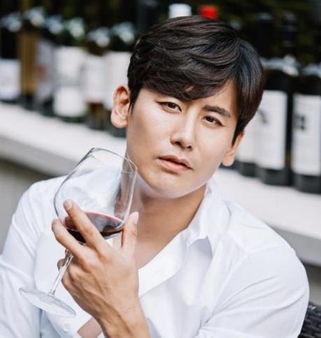 于晓光出道2年没戏拍还被坑，秋瓷炫为啥给他下跪求婚？