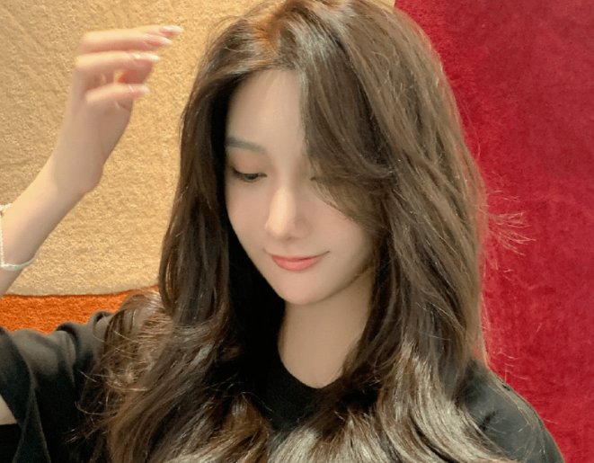 都美竹时隔两个月,晒照分享自己的新发型,她的状态如何?