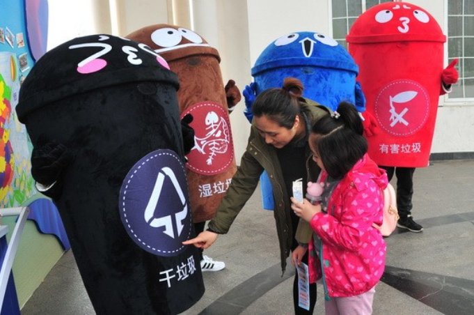 锦州一商家“赶尸式”游街宣传吓坏路人，这一场面有多恐怖？