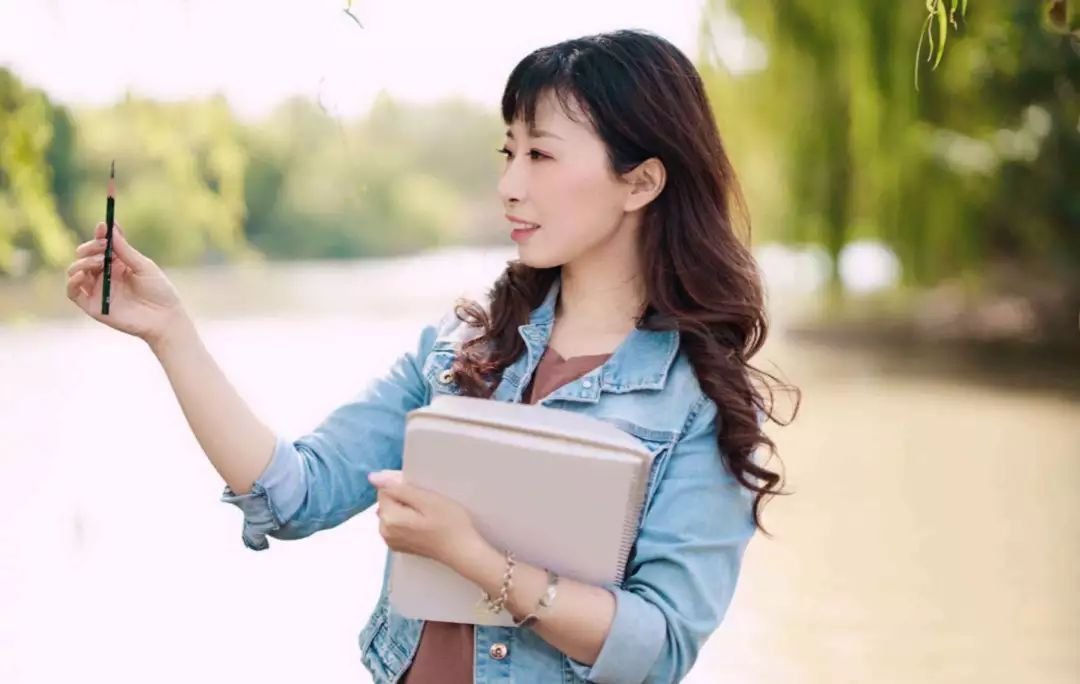 2021熊猫金银纪念币图稿的设计师是谁?采用什么设计的?