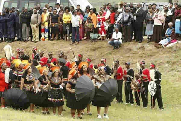 重庆热但是很多人的皮肤白,非洲没有重庆热为什么人的皮肤那么黑?