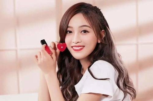 吴宣仪晒露脐装自拍直言:这个圈子女孩不被善待,对此你怎么看?