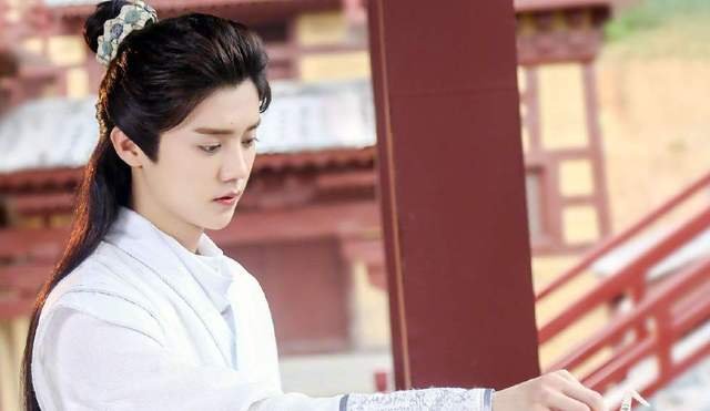 鹿晗再度霸占热搜，徒手抓鱼只是复出大戏的开场?