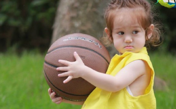 周嘉诚的爸爸妈妈到底是谁？