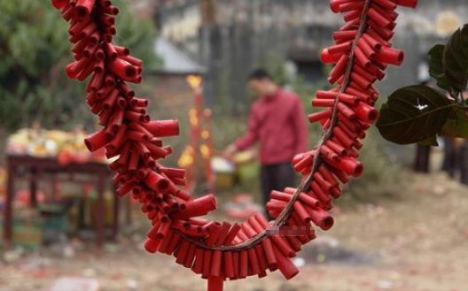 有哪些简短的20字以内的鞭炮的来历?