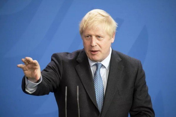 英国的议会与政府，相比较而言，哪个机构的权力更大？