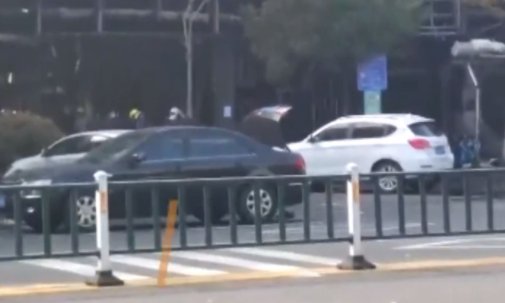 常州一商铺凌晨着火引燃周边商铺,引起火灾的原因是什么?