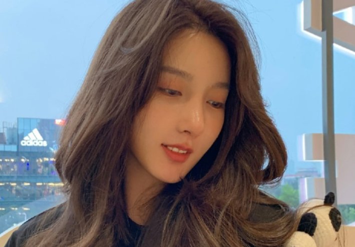 都美竹时隔两个月,晒照分享自己的新发型,她的状态如何?