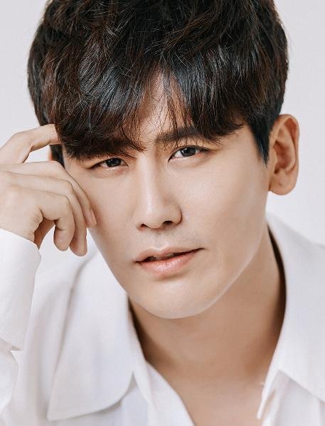 于晓光出道2年没戏拍还被坑，秋瓷炫为啥给他下跪求婚？