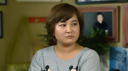 贾玲三亚冲浪被拍，被大家调侃冲浪像潜水，她的路人缘为何这么好？