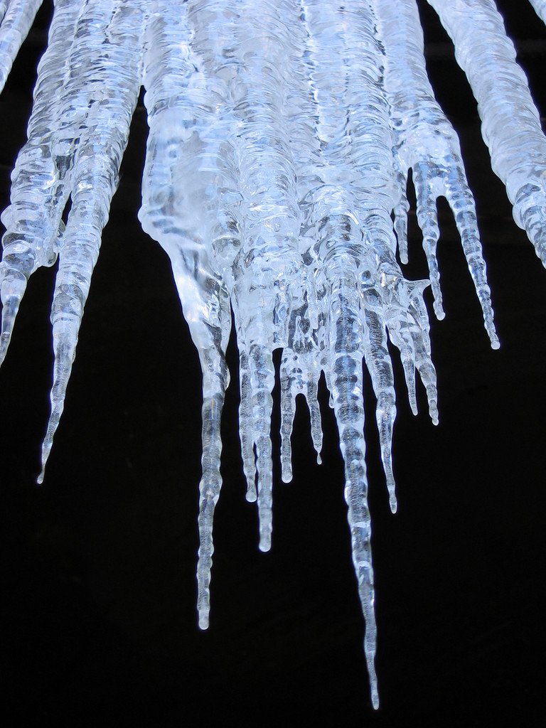 哈尔滨街头20斤冰柱高空坠落砸穿车窗,该如何安全停车?