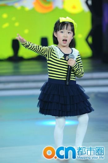 村长李锐的妻子和孩子是谁？