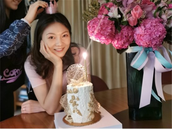 张艺谋小31岁娇妻罕晒照！身材妖娆不输一线小花，到底有多好？