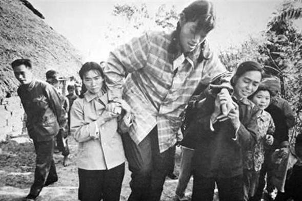 中国女巨人，14岁比姚明还高，一顿吃2斤米，遗体为何38年不火化呢？