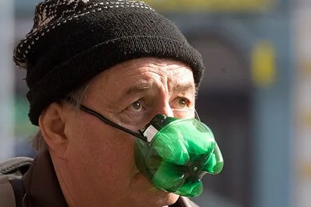 成都老外拒戴口罩,民警帮戴遭激烈反抗打掉!从其行为中暴露出了哪些问题?