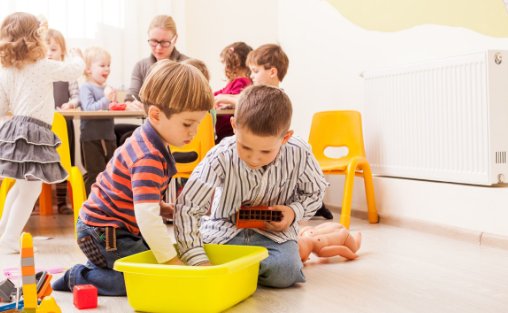 保定一幼儿园给孩子吃烂水果,幼儿园为何敢如此大胆?