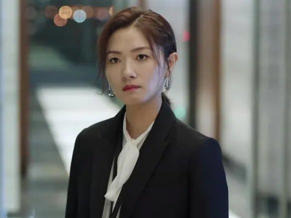 朱亚文、万茜新剧《简言的夏冬》播出,这部剧讲述了一个怎样的故事?