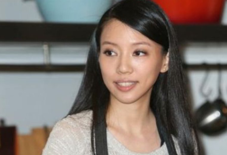 李靓蕾五年生三个孩子，离婚后她的近况如何？