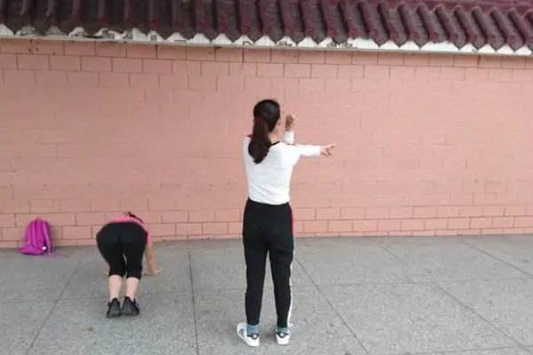 上海一女子倒立做刘畊宏本草纲目毽子操,节奏感有多强?