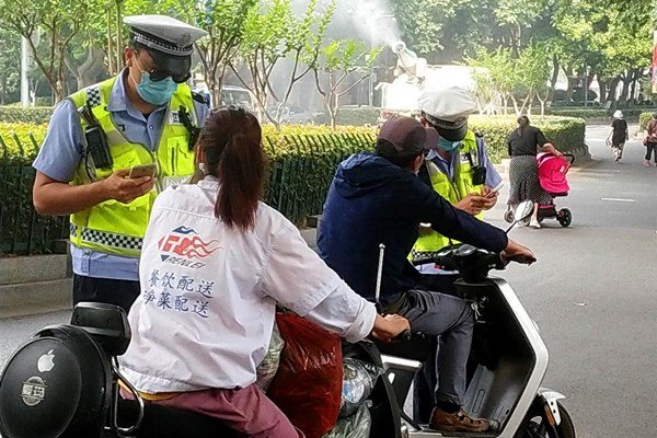 南宁电动车夹缝中撞上劳斯莱斯,为什么电动车出事故的概率这么大?