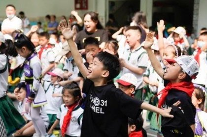 音乐会奏《孤勇者》引小朋友大合唱!这首歌为何能带动小朋友的“灵魂”?