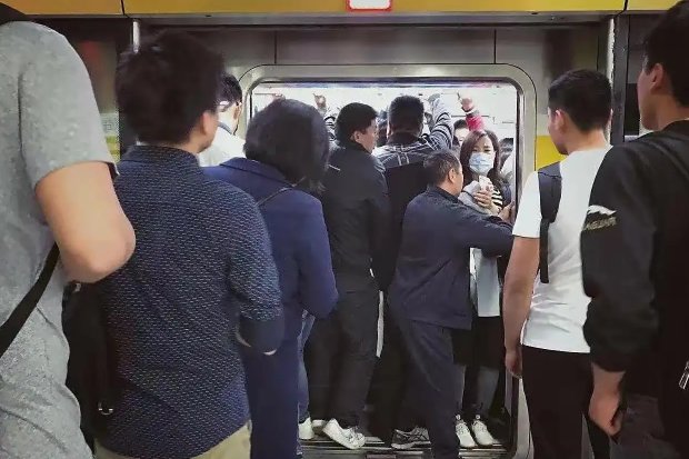 女生极限通勤每天来回6.5小时,上班成本有点高,你怎么看这时长?