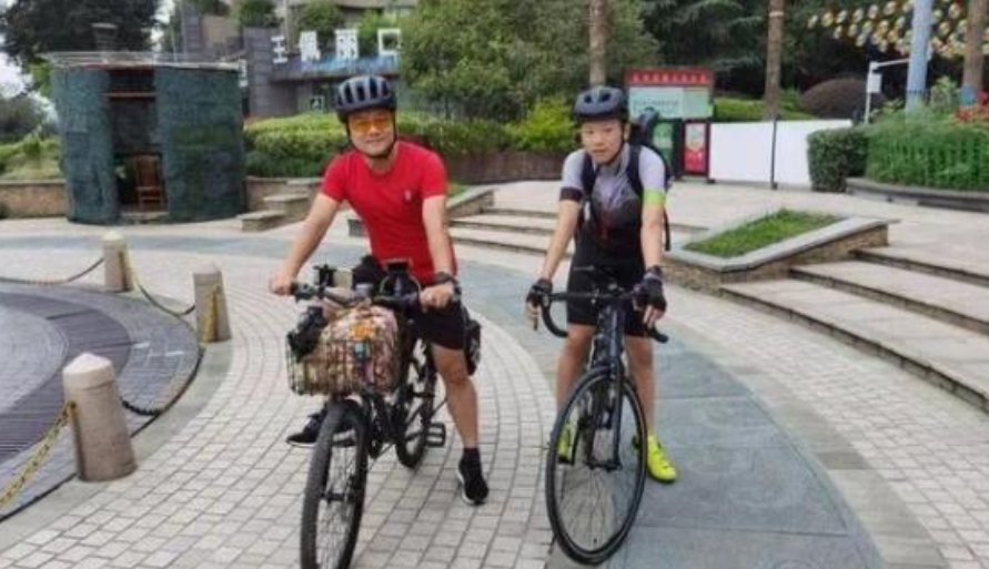 如何看待初二男生长假带作业骑行395公里这件事?