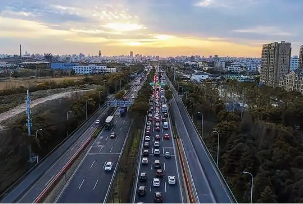 女生极限通勤每天来回6.5小时,上班成本有点高,你怎么看这时长?