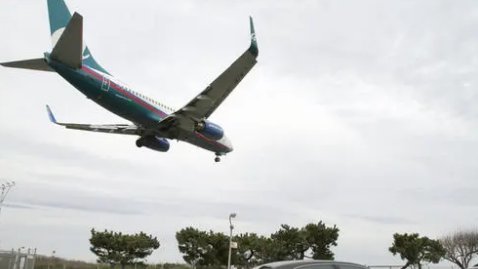 小飞机低空穿越成都城区楼群引热议,官方对此有何回应?