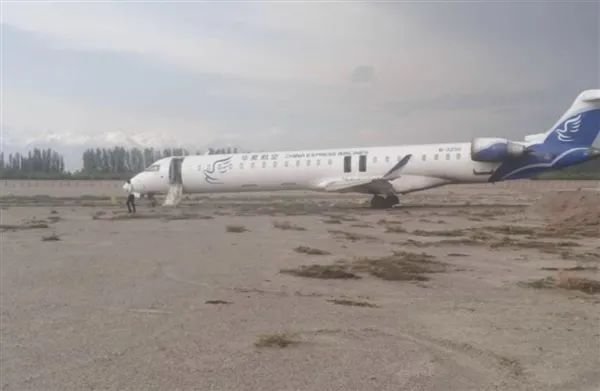 华夏航空航班冲出跑道，机场短暂关闭，是否有乘客因此受伤？