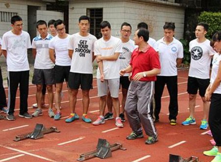 请问，体育教育和社会体育指导与管理这两个专业哪个专业好?课程分别是什么?哪个课程轻松，不累?