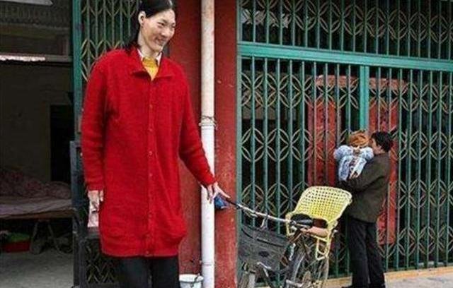 “女巨人”曾金莲,有着怎样的一生?