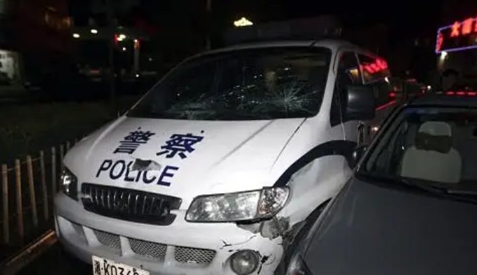 警方调查娄底女司机撞人拖行一公里事件!司机的这一行为违反了哪些法律?
