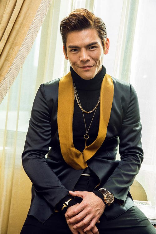 向佐父亲节晒家庭合照，与郭碧婷和女儿依偎，他们一家人的状态如何？