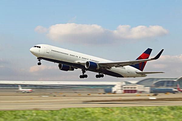 川航8633飞9800米,为什么副机长被吸出驾驶舱还能活着?