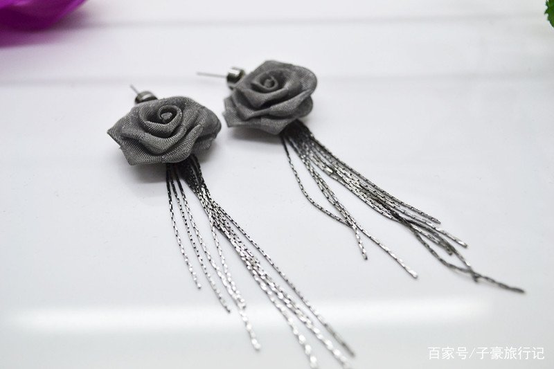 近两年流行的流苏耳环,适合哪种脸型的女性呢?