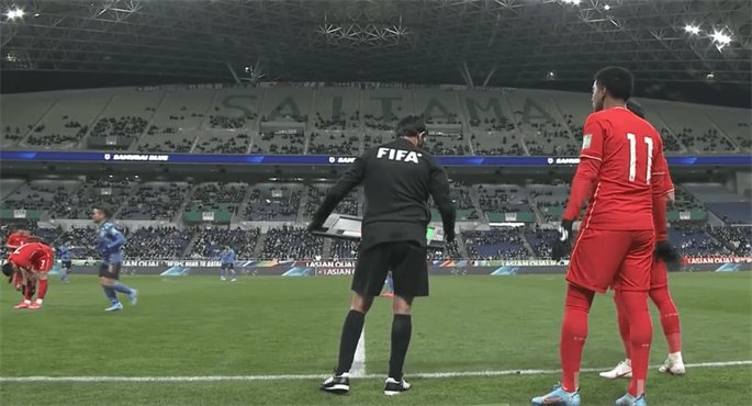 在刚打完的世界杯比赛上，国足为什么打不过日本队？