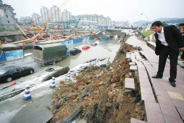 成都地铁在建工地垮塌致4死14伤,导致垮塌的原因是什么?