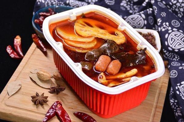 请问现在刚出来的一款懒人方便火锅能不能带上火车上食用啊？