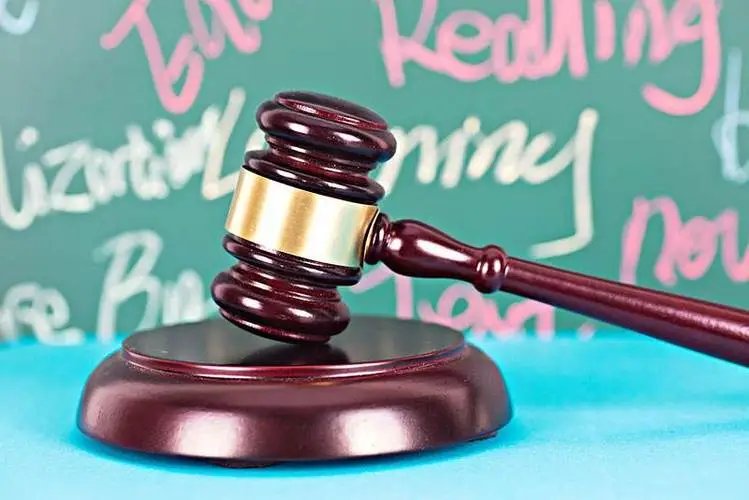 重庆一女子小区内抢小孩被群众围堵,此事给予了家长哪些警示?