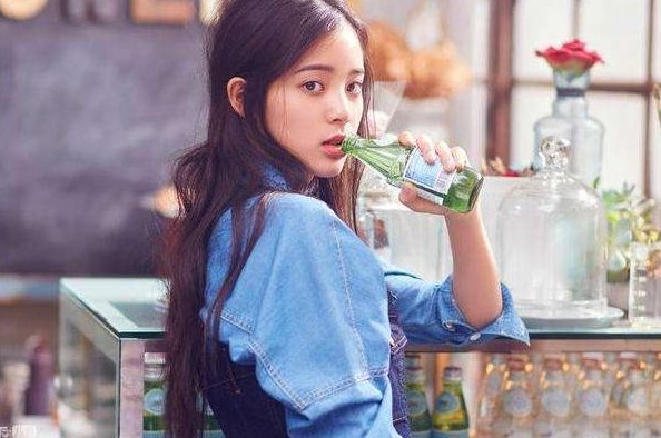 欧阳娜娜送定制吉他,张子枫放两人合照,两人的姐妹情是真的吗?