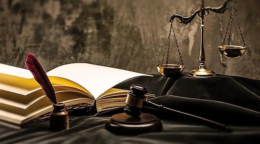 重庆一女子小区内抢小孩被群众围堵,此事给予了家长哪些警示?