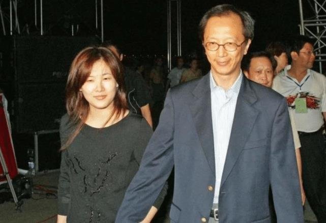 梁锦松出轨后被曝光,伏明霞主动提出离婚,其中有什么内情呢?