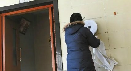 重庆大妈们在公厕外排队狂抽厕纸,大妈们这么做合适吗?