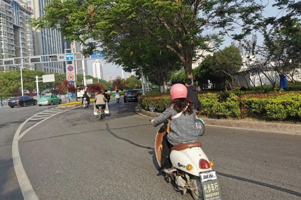 南宁电动车夹缝中撞上劳斯莱斯,为什么电动车出事故的概率这么大?