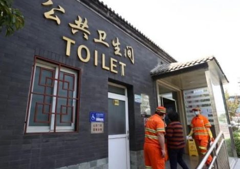 重庆大妈们在公厕外排队狂抽厕纸,大妈们这么做合适吗?