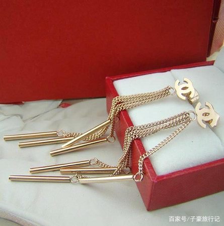 近两年流行的流苏耳环,适合哪种脸型的女性呢?