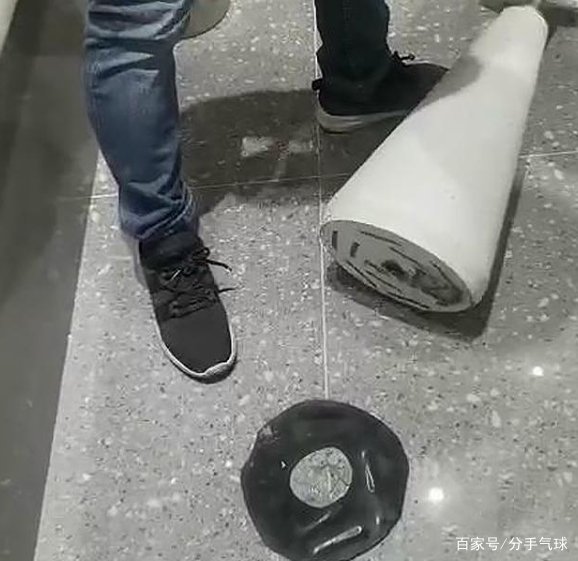 女童店内玩耍被砸骨折，家属直接索赔50万，对此你如何看待？